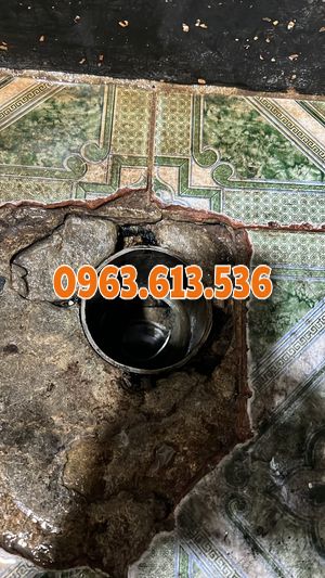 Mùi môi bốc lên từ miệng cống tắc nghẽn lâu ngày