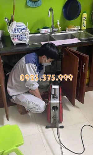 Thông tắc bồn rửa bát cho khách hàng bằng máy lò xo