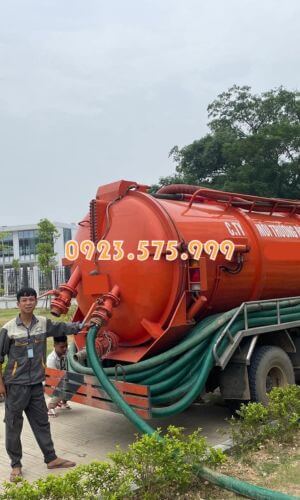 Đội ngũ nhân viên chuẩn bị xe và thiết bị để hút bể phốt cho khách hàng