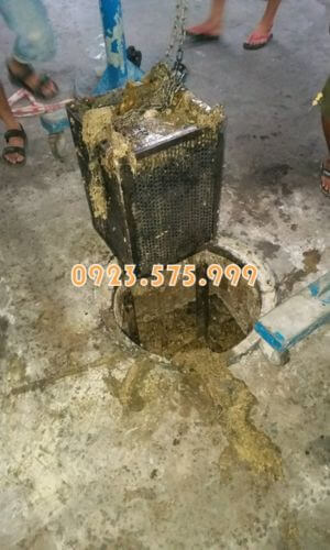 Bể phốt đầy chất thải được hút sạch