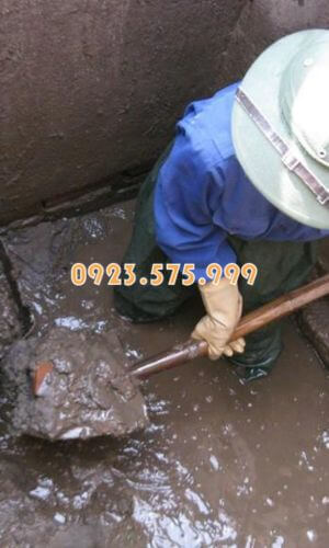 Nhân viên đang thực hiện nạo vét cống thủ công