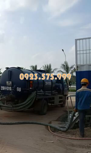 Nhân viên thực hiện công đoạn chuẩn bị hút bể phốt