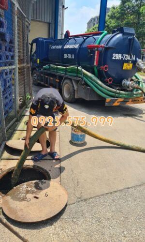 Hút bể phốt tại Vĩnh Yên sạch cặn đáy giá rẻ 49k/khối HOTLINE: 0963.613.536 4 Nhân viên thực hiện hút bể phốt ngoài trời