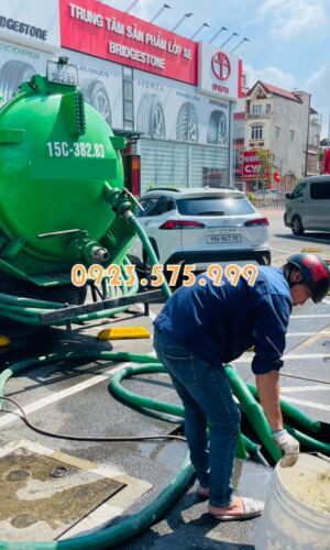 Nhân viên thực hiện hút bể phốt cho gara sửa xe trên địa bàn Yên Lập