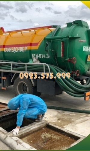 Xe hút hầm cầu dung tích lớn và nhân viên được trang bị bảo hộ đầy đủ