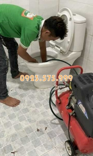 Nhân viên thông tắc bồn cầu cho khách hàng tại Đà Nẵng