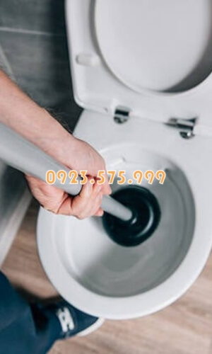 Thông tắc bồn cầu bằng pit tông cao su tại nhà