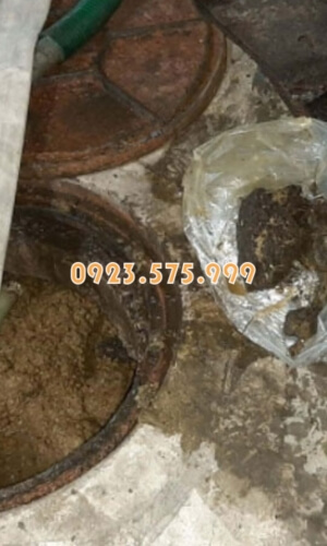 Loại bỏ chất thải sau phân hủy trong hầm cầu