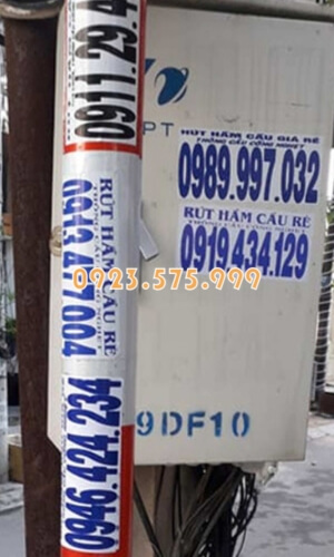 Tờ rơi quảng cáo hút hầm cầu giá siêu rẻ dán trên bốt điện