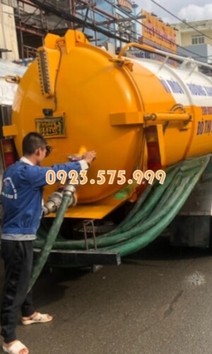 Đơn vị sử dụng xe hút dung tích lớn để vệ sinh hầm cầu