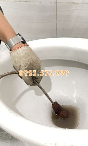 Thông nghẹt bồn cầu bằng máy lò xo tại Vinh