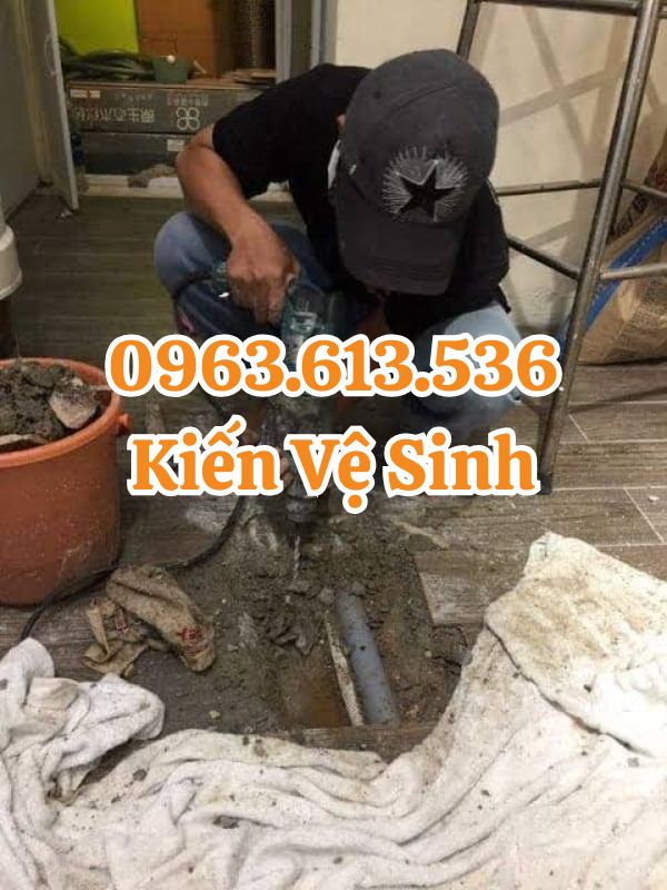 Thợ xử lý chỗ nước bị rò rỉ ngầm