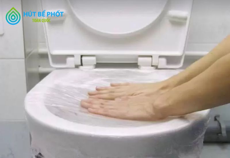 Thông bồn cầu bằng băng dính nhanh chóng, dễ thực hiện tại nhà 3 Thông bồn cầu bằng băng dính