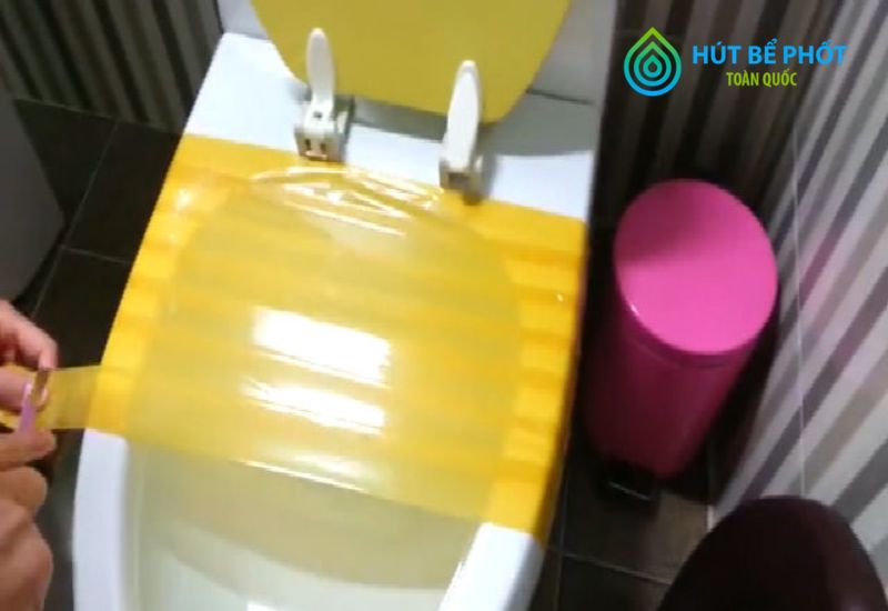 Thông bồn cầu bằng băng dính nhanh chóng, dễ thực hiện tại nhà 5 Thông bồn cầu bằng băng dính