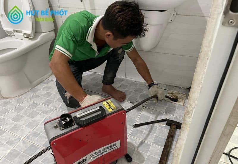 3 cách thông bồn cầu bằng móc áo dễ dàng và hiệu quả chỉ sau 5 phút 4 thông bồn cầu bằng móc áo