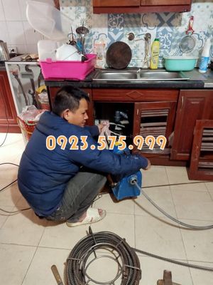 Thợ thông tắc chậu rửa ở nhà dân tại Hưng Yên