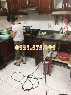 Thông bồn rửa bát cho hộ gia đình khi đang nấu ăn