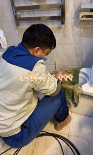 Nhân viên sử dụng máy lò xo kiểm tra hiệu quả thông tắc