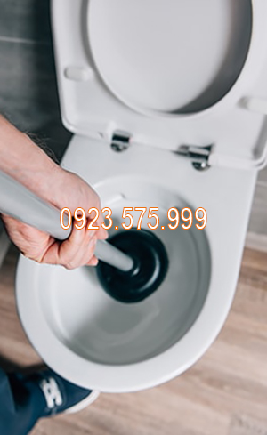 Thông tắc cống tại Hà Nội khoán triệt để, trọn gói giá rẻ 49.000đ/lần【SĐT: 0963.613.536】 55 Dùng pittong để xử lý tắc bồn cầu tại nhà